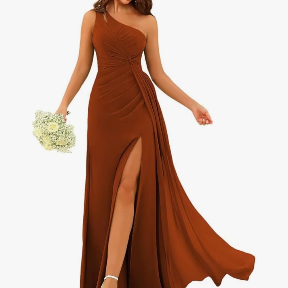 Chic One-Shoulder Brown Gown 

Measurements 
Bust 38 in
Waist 31 in
Hips 41.2 in